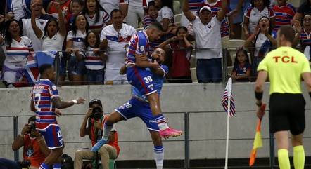 Jogadores do Fortaleza comemoram um dos gols sobre o Santos