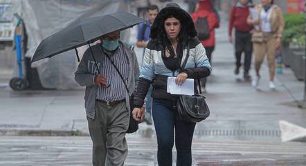 Pedestres enfrentam frio na avenida Paulista