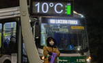 A chegada de uma intensa onda de frio provocou queda brusca da temperatura em praticamente todo o Brasil nesta semana. Segundo o Climatempo, nesta quarta-feira (18) São Paulo registrou a menor temperatura dos últimos 32 anos