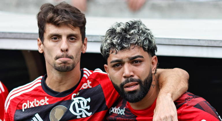 GabigolHerói das últimas duas Libertadores conquistadas pelo Flamengo (2019 e 2022), Gabigol viveu um ano decepcionante em 2023. Essa foi a pior temporada do camisa 9 com as cores rubro-negras: apenas 20 gols marcados, a maioria no começo do ano. Nos últimos 13 jogos, o atacante nem sequer conseguiu chutar a gol e acabou perdendo o posto de titular antes mesmo da chegada de Tite