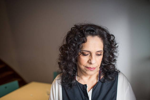 Baby, 1968 - Também gravada ao lado de Caetano Veloso, essa música é uma marca de Gal Costa.'Você precisa saber da piscinaDa margarinaDa CarolinaDa gasolinaVocê precisa saber de mimBaby babyEu sei que é assimVocê precisa tomar um sorveteNa lanchoneteAndar com a genteMe ver de pertoOuvir aquela canção do RobertoBaby babyHá quanto tempoVocê precisa aprender inglêsPrecisa aprender o que eu seiE o que eu não sei maisE o que eu não sei maisNão sei, comigo vai tudo azulContigo vai tudo em pazVivemos na melhor cidadeDa América do SulDa América do SulVocê precisaVocê precisaNão seiLeia na minha camisaBaby babyI love you.'