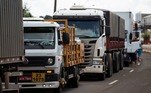 PR - PARALISAÇÃO-CAMINHONEIROS - GERAL - Na manhã dessa terça-feira (02), após novo reajuste do diesel, caminhoneiros fizeram uma paralisação. Eles estacionaram no acostamento da PR-445 em Londrina. Motoristas de aplicativos também participaram com seus carros. 02/03/2021.
 
Foto: ISAAC FONTANA/FRAMEPHOTO/ESTADÃO CONTEÚDO
FRM20210302067 - 02/03/2021 - 15:26