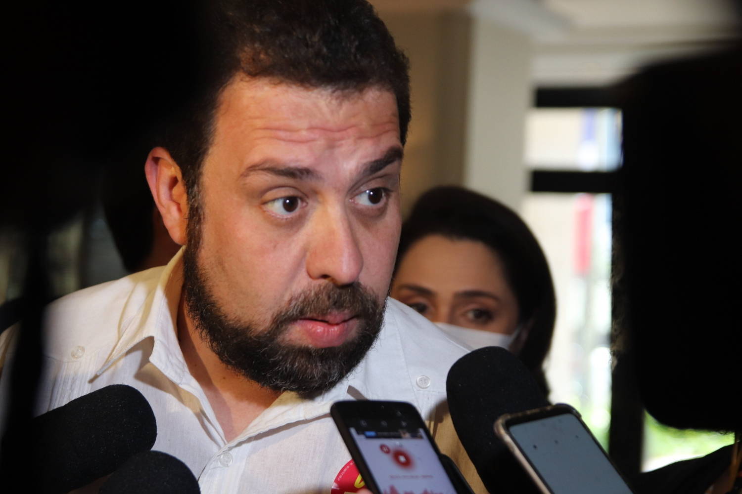 É falso que foto mostra Boulos com integrantes do Hamas