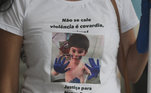 Manifestantes com camisetas pedindo justiça para o menino Henry Borel comparecem ao Tribunal de Justiça do Estado do Rio de Janeiro