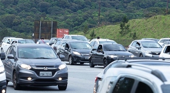 Motorista enfrenta tráfego lento na saída para o Ano-Novo