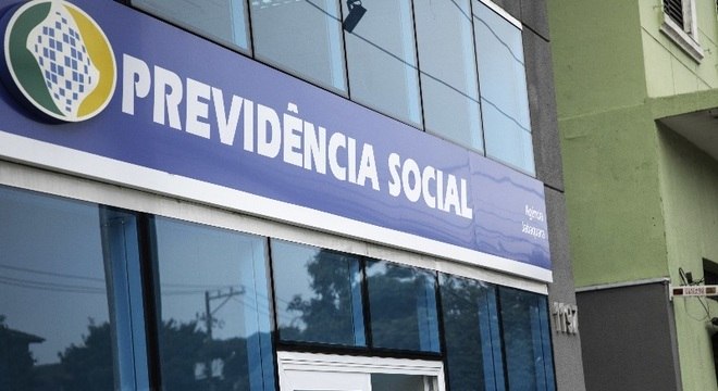 Pelas regras atuais, mulher precisa atingir 30 anos de contribuição e homem 35