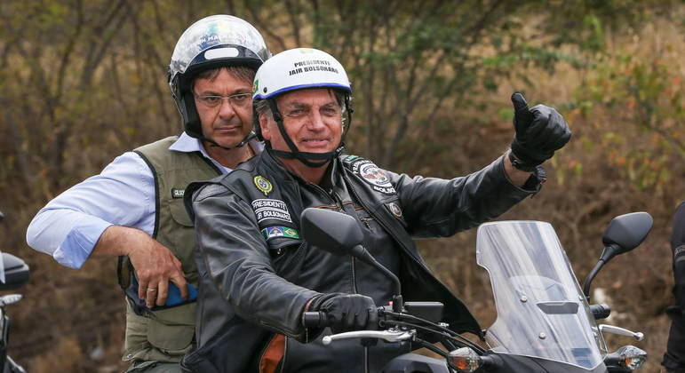 Presidente Jair Bolsonaro em motociata de apoiadores