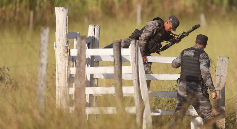 Policiais se embrenham no cerrado de GO em busca de suspeito de assassinatos em série