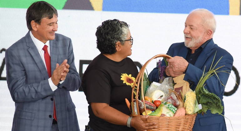 Presidente Lula recebe cesta de produtos alimentares durante evento de recriação do Consea