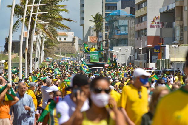 Apoiadores de Jair Bolsonaro realizam manifestação no Farol da Barra, na cidade de Salvador (BA)