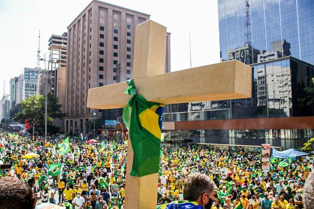 Centenas de pessoas desrespeitaram o distanciamento social durante os protestos em São Paulo