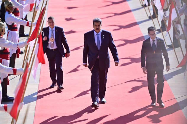Maduro não fez declarações ao entrar no Itamaraty, onde foi recebido pelo presidente Luiz Inácio Lula da Silva, que convocou o encontro regional com o intuito de discutir alternativas para a retomada do processo de integração regional