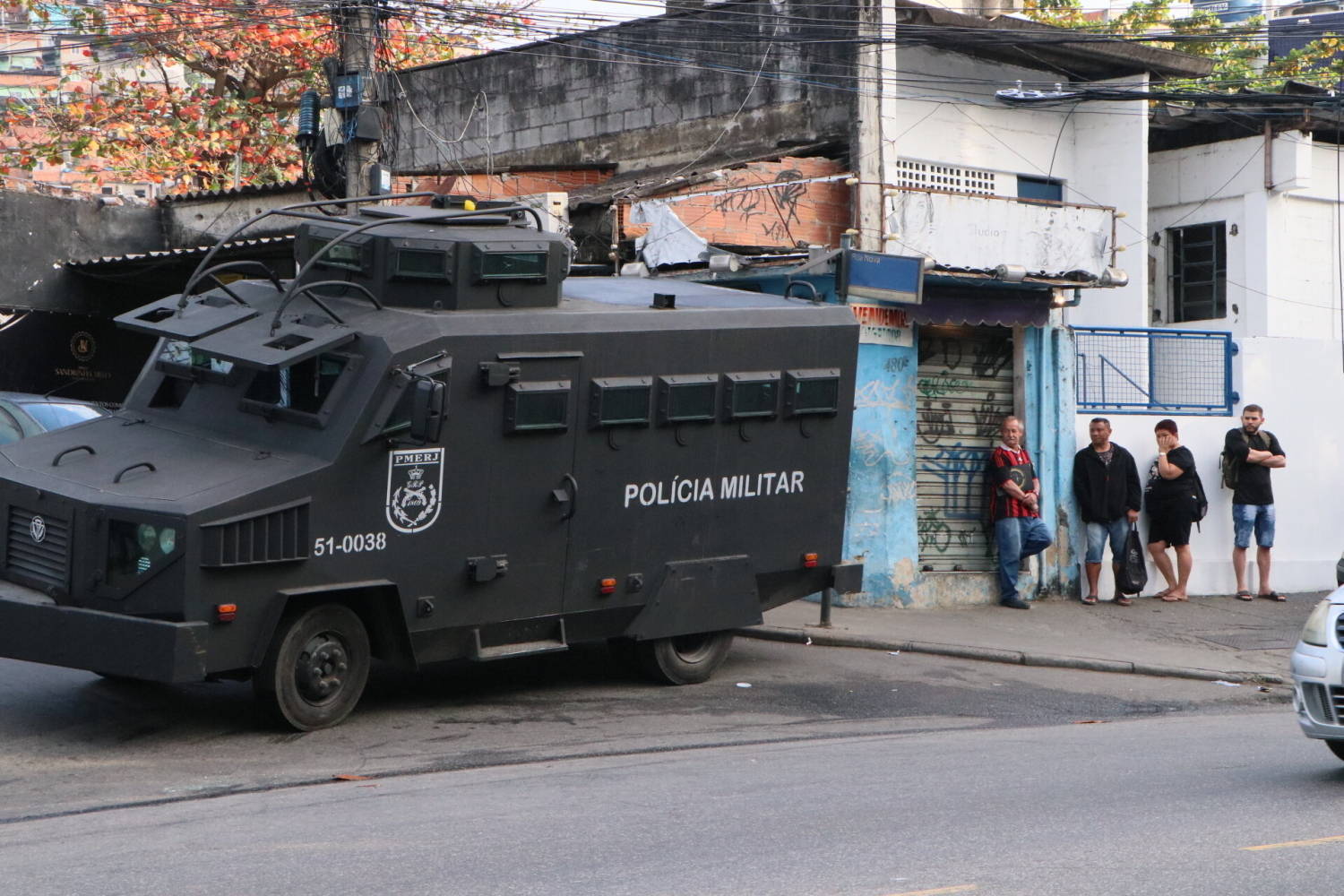 Morro Do Alemão Tem Invasão Com Blindados Feridos Carregados Por Cobertores E Ato Contra A