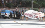 Depois da operação, que terminou com ao menos 18 mortes, os moradores do Morro do Alemão protestaram no entorno da  UPA, onde estava, os policiais. A faixa dizia: 'Fora das favelas policiais assassinos'