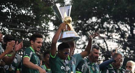 Jogadores do Palmeiras comemoram o 12º título brasileiro