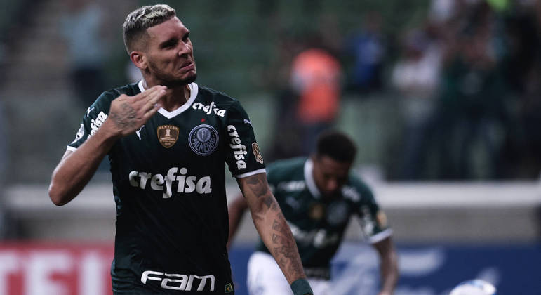 Rafael Navarro, do Palmeiras, comemora um dos quatro gols contra o Independiente Petrolero