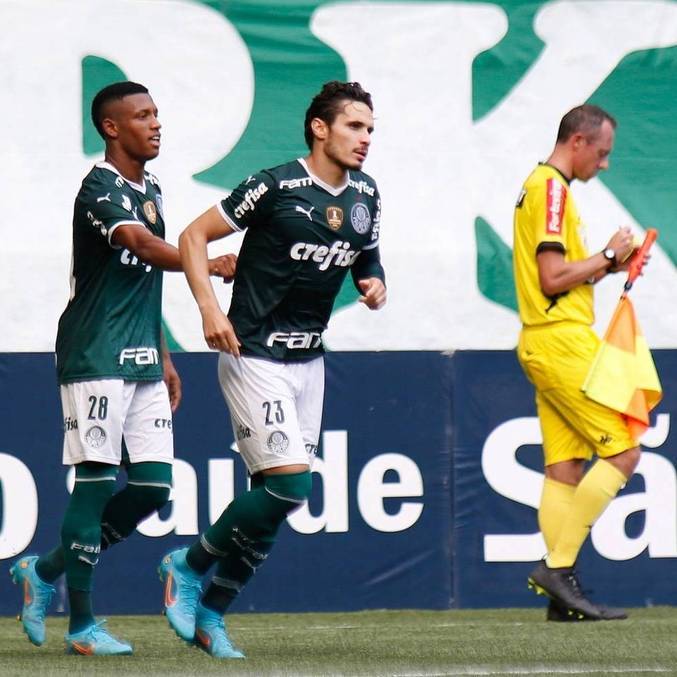 Raphael Veiga comemora gol na vitória diante do Santo André