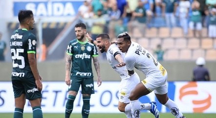 Tomás Rincón comemora o primeiro gol do Santos sobre o Palmeiras