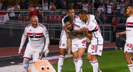 Alexandre Pato comemora o gol marcado diante do Santos