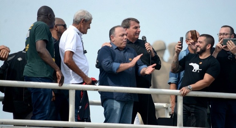 Pazuello e Bolsonaro em ato político no Rio de Janeiro em 2021
