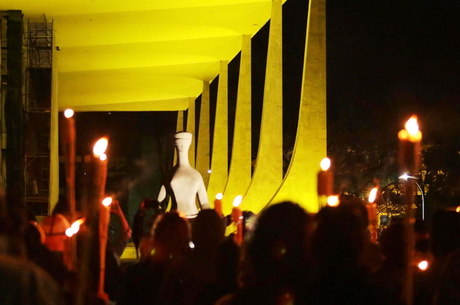 Grupo usava tochas e máscaras no protesto