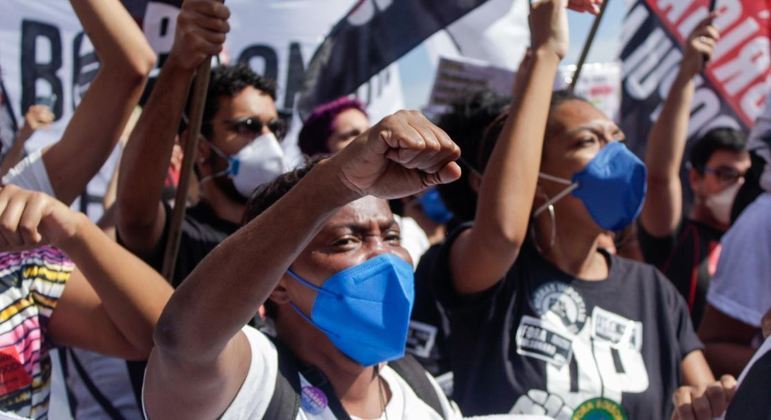 No Rio de Janeiro, os protestos acontecem na região central, com pedidos de "vacina no braço e comida no prato"