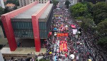 Manifestantes fazem protestos contra Bolsonaro e por vacinas