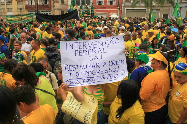 Manifestantes que não aceitam resultado das urnas do último domingo protestam em Salvador (BA) 