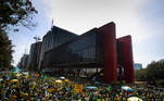 Apoiadores do governo lotam a avenida Paulista na região do Masp