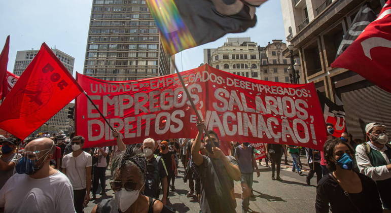 Manifestação no centro de São Paulo reúne centenas para protestar contra governo
