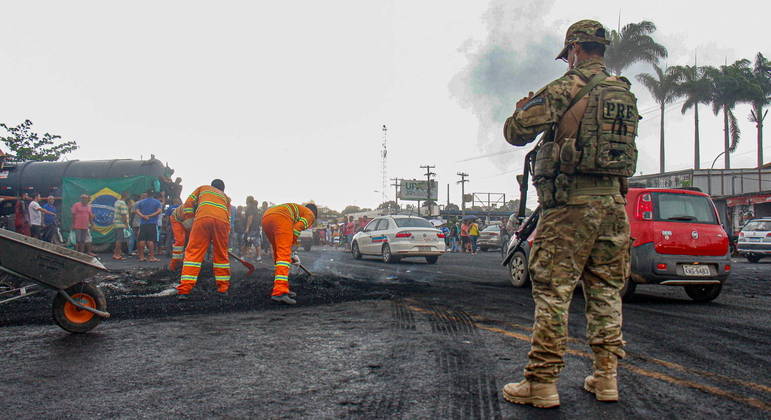 Rodovia bloqueada por manifestantes após resultado das eleições presidenciais