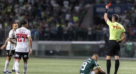 Rafinha levou dois cartões amarelos no clássico contra o Palmeiras