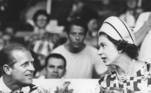 Brasil, Rio de Janeiro, RJ, 10/11/1968. Elizabeth II, rainha da Inglaterra, e o Príncipe Philip conversam durante jogo de futebol no Maracanã. Pasta: 2099
