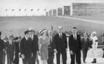 Brasil, Brasília, DF. 06/11/1968. A Rainha da Inglaterra, Elizabeth II, é vista subindo a rampa do Planalto, em Brasília, durante sua visita ao Brasil. Pasta: 2099