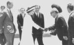 Brasil, Brasília, DF, 05/11/1968. Rainha da Inglaterra, Elizabeth Segunda II, acompanhada pelo marido Phillipe, sendo recebida pelo presidente militar Artur Costa e Silva.