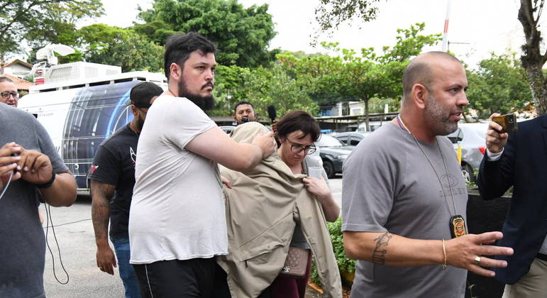Pais acompanham filho, estudante do colégio Thomazia Montoro que teria sido ameaçado pelo autor do atentado alguns dias antes, durante depoimento no DP