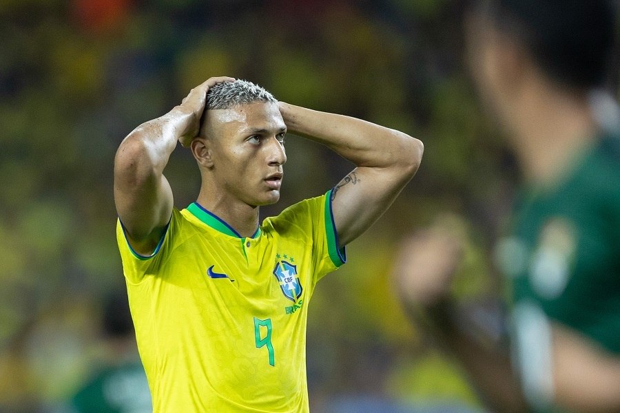 Falta de confiança, precipitação, passividade diante da marcação adversária. Richarlison está muito mal
