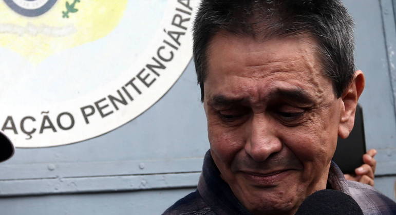 Roberto Jefferson em frente a unidade penitenciária