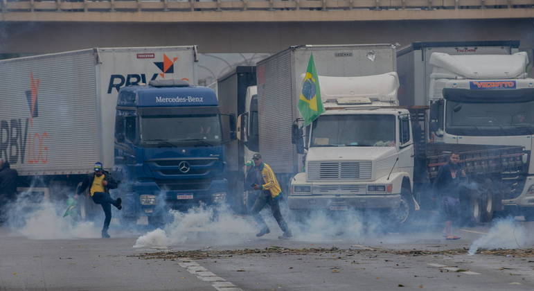 Caminhoneiros bloqueiam rodovia após resultado das eleições