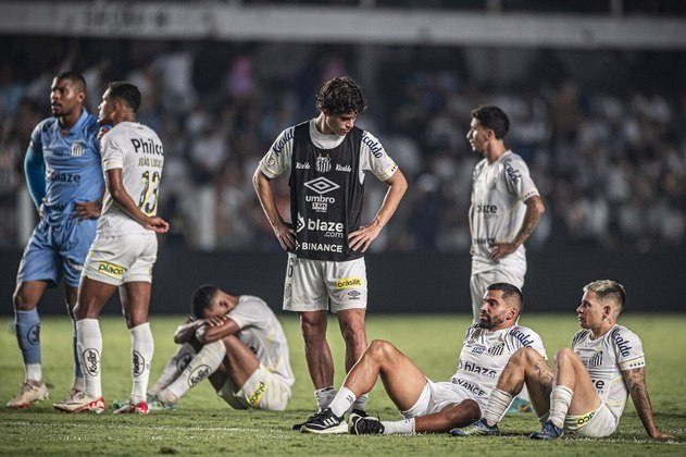 SantosQuem chega: Diego Pituca (pré-contrato assinado)Quem sai: Bruno Mezenga (final de contrato); Luan Dias (final de contrato); Gabriel Inocêncio (final de contrato)