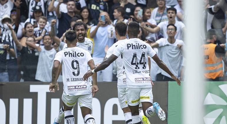 Ricardo Goulart comemora gol do Santos contra o Água Santa