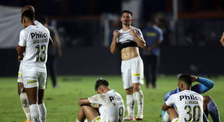 Jogadores do Santos lamentam o rebaixamento no Brasileirão