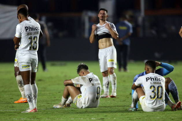 Santos é rebaixado um ano após morte de Pelé em meio a lágrimas e  quebradeira - Fotos - R7 Futebol