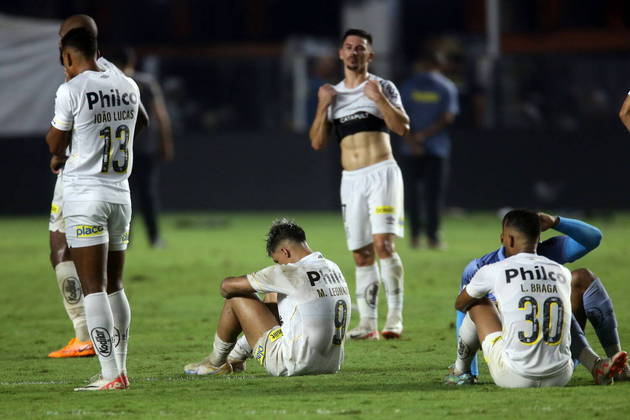 Santos é rebaixado um ano após morte de Pelé em meio a lágrimas e quebradeira - Fotos - R7 Futebol