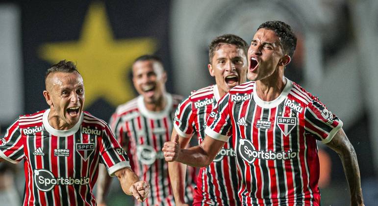 Rodrigo Nestor comemora o terceiro gol do São Paulo 