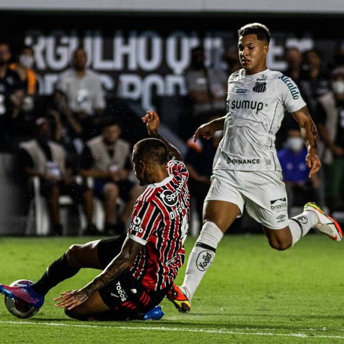 Marcos Leonardo, do Santos, tenta ataque contra o São Paulo