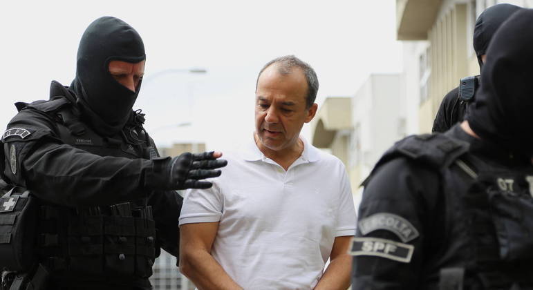 Sérgio Cabral, ex-governador do Rio de Janeiro, sendo conduzido por policiais
