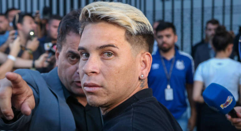 Soteldo se posicionou sobre possibilidade de aposentar a camisa 10 do Santos
