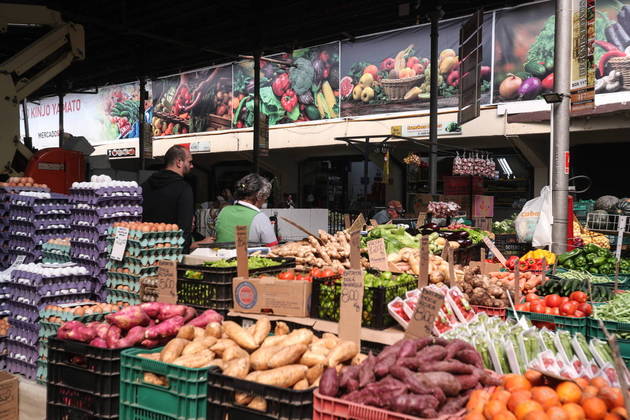 Economia no supermercado● Faça compra em atacados, em vez de supermercados comuns; ● Opte por produtos com marca de supermercado; ● Substitua alimentos industrializados por frutas, verduras e legumes;● Substitua carne vermelha por carne de porco ou frango; ● Faça compras semanais em vez de mensais para ter mais oportunidades de descontos e menos desperdícios