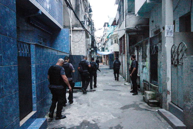 Os agentes de segurança entraram nas vielas da comunidade em busca dos suspeitos. Mas houve um confronto intenso que resultou nas 25 mortes